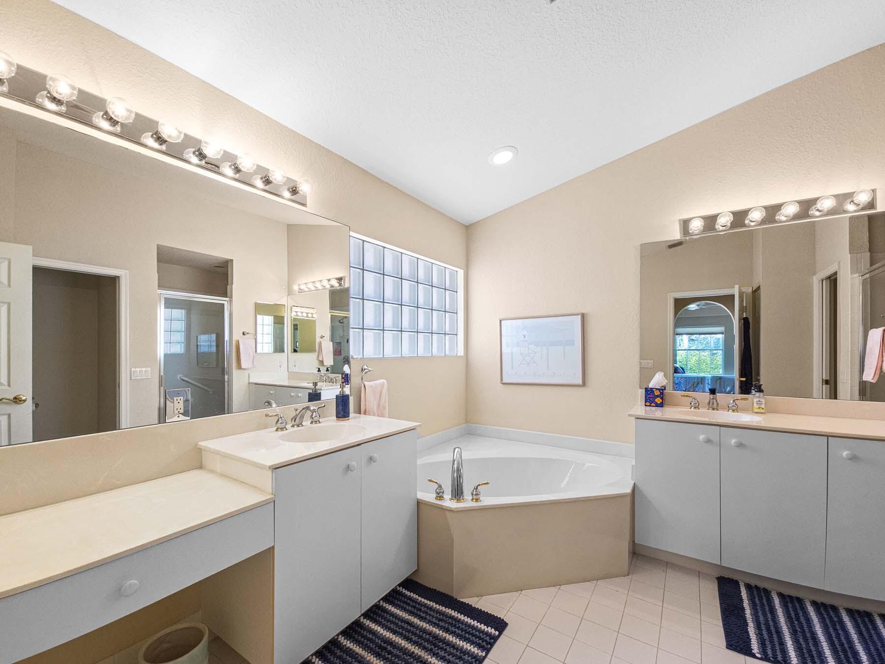 CASCADE LAKES - Residential