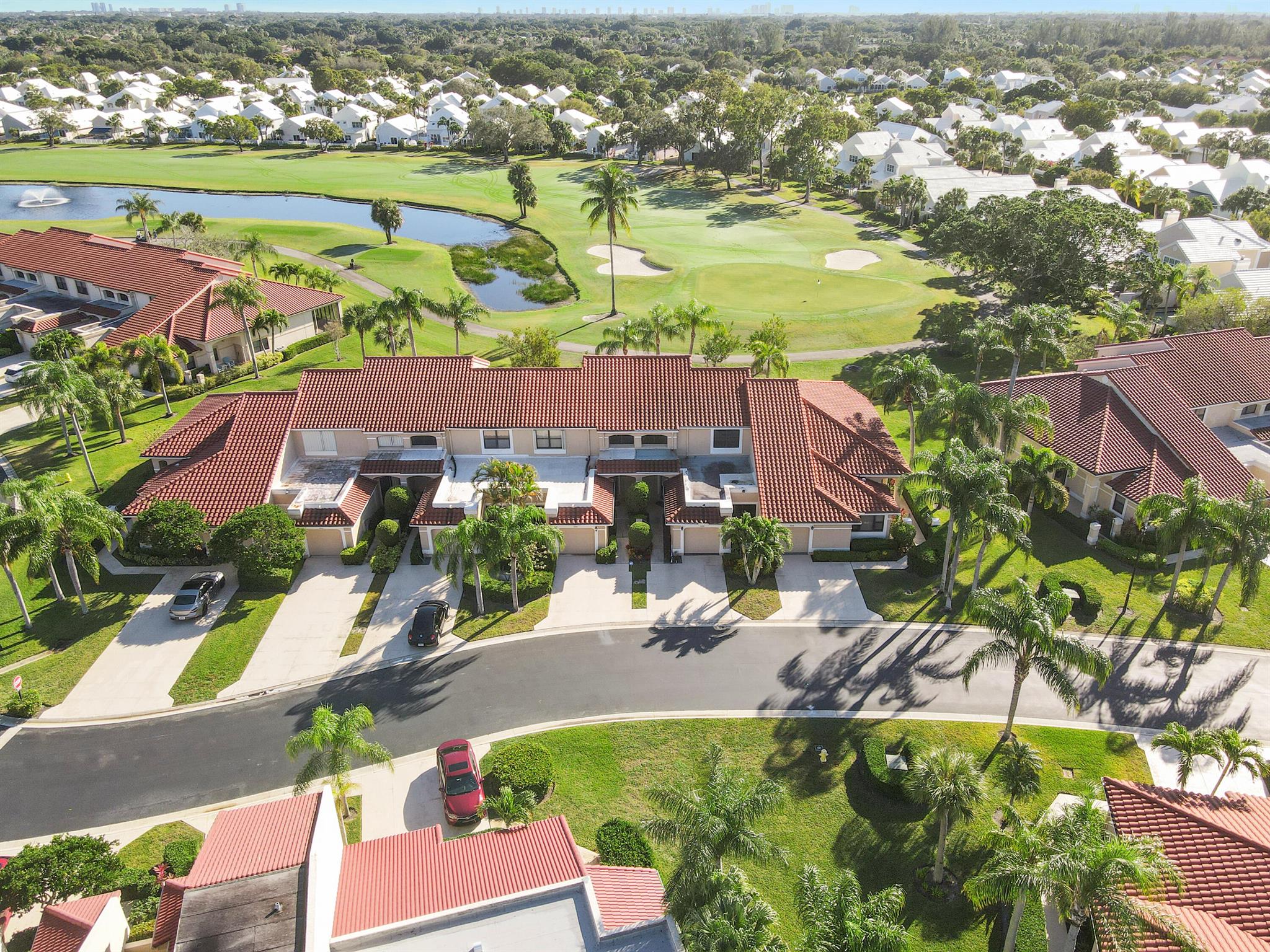 BEUTIFUL PGA NATIONAL COMMUNITY WITH GREAT VIEWS OF LAGOON AND GOLF COURSE.CLOSE TO TURNPIKE AND I-95 , 20 MIN TO AIR-PORT. PALM BEACH GARDENS MALL AND LOTS OF RESTURANTS WITHIN 10 MIN DRIVE.GREAT COUNTRY CLUB WITH ENTERTAINMENT ON WEEK-ENDS. SALON AND GOLF, TENNIS AVAIBABLE. WITH MEMBERSHIP.