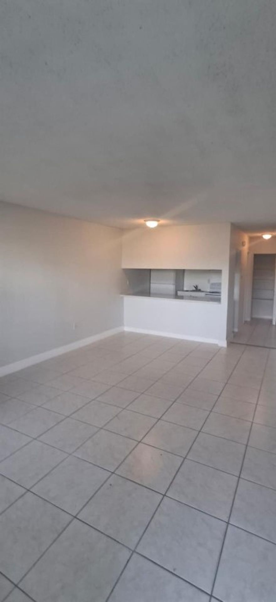 Very Large Studio (as big as 1 bedroom) Centrally located near major transportation routes and highways, minutes from major retailers and restaurants.