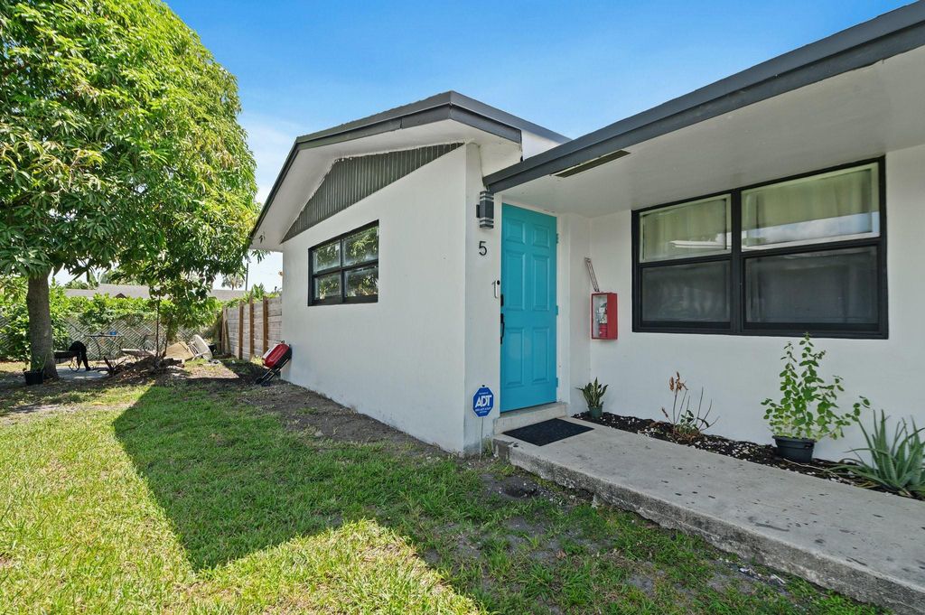 Photo of 739 NE 13th Court #5, Fort Lauderdale, FL 33304 (MLS # F10513329)