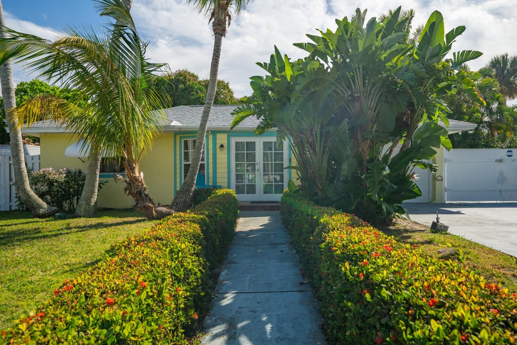 Photo of 2222 NE Pelican Terrace, Jensen Beach, FL 34957 (MLS # R10959872)