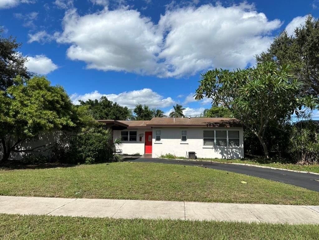 Photo of 812 Cinnamon Road, North Palm Beach, FL 33408 (MLS # R10929114)