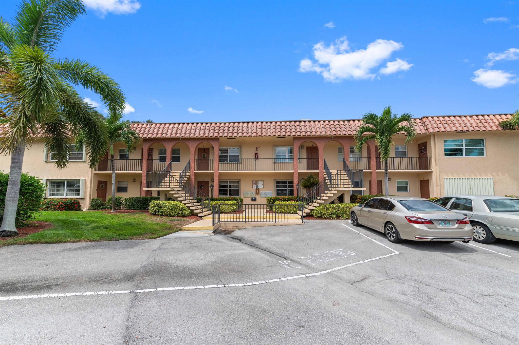 Welcome to De La Bahia Condo, a 55+ waterfront community perfectly set along the St. Lucie River. This 2-story condo offers a 2nd-floor unit with 1 bedroom, 1.5 bathrooms, and 685 sqft of living space. The interior features travertine tile in the dining, kitchen, and living areas, with laminate flooring in the bedroom. The kitchen is equipped with cabinets, a counter with bar seating, and flows into the open living space. The screened and covered balcony off the bedroom provides unobstructed river views and breathtaking sunsets over a tranquil parkland setting.
