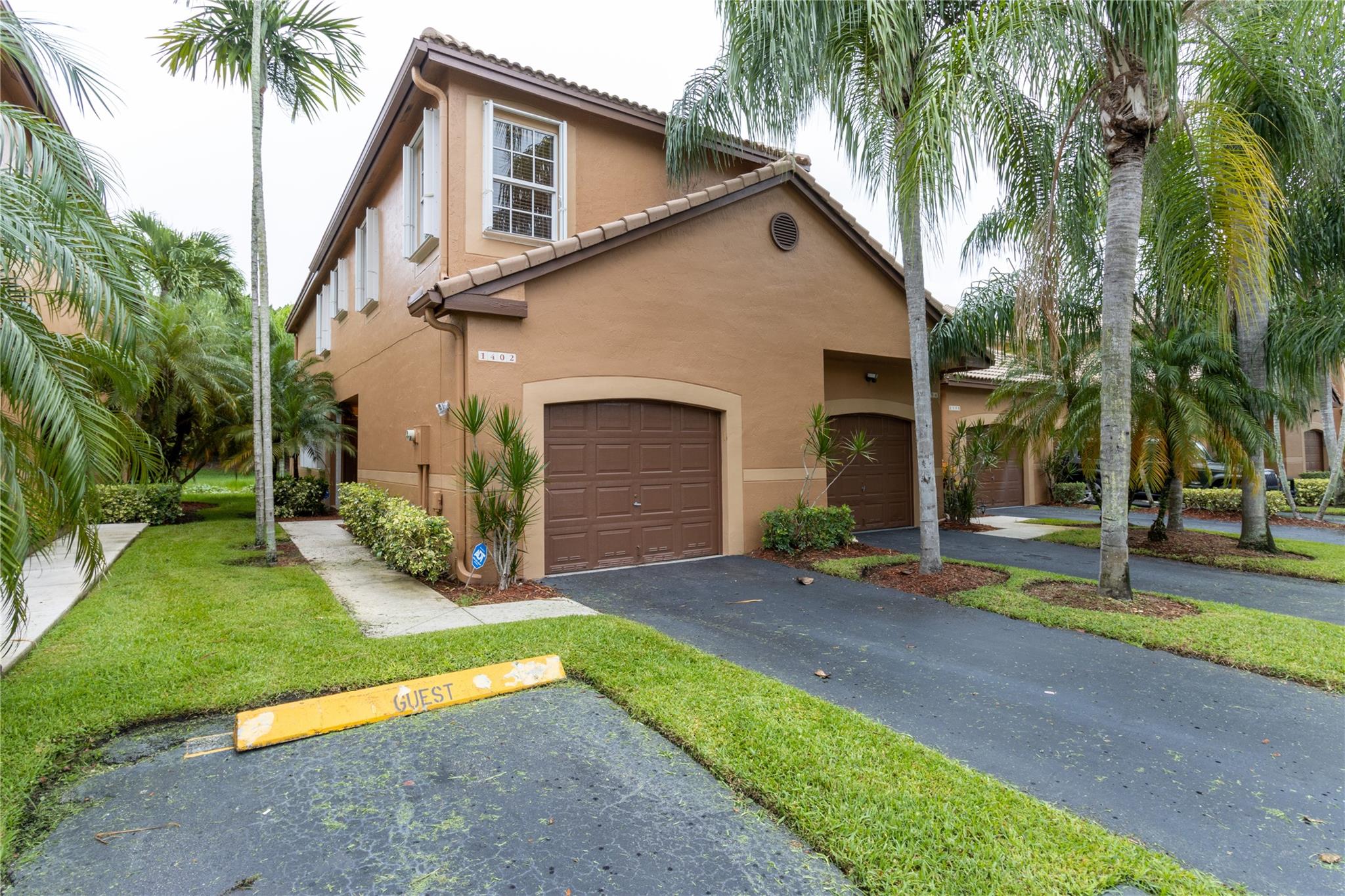 Beautifully upgraded 4-bedroom, 2.5-bath corner unit townhome with a 1.5-car garage, ideally located in the heart of Weston. This spacious home features a custom-designed kitchen with premium finishes, elegantly remodeled bathrooms, and custom closets. Enjoy Saturnia marble floors on the first level and rich hardwood flooring upstairs.
Step outside to a serene screened-in patio with tranquil lake views — perfect for relaxing or entertaining. The community offers a pool and tot lot. Pet-friendly and conveniently located near top-rated A+ schools, shopping, and parks.