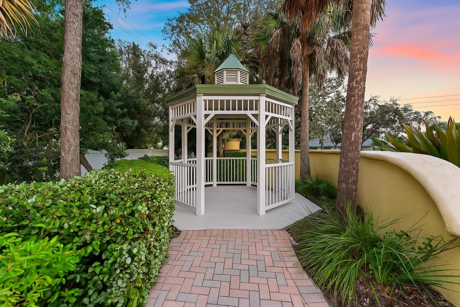 3104 SW Porpoise Circle