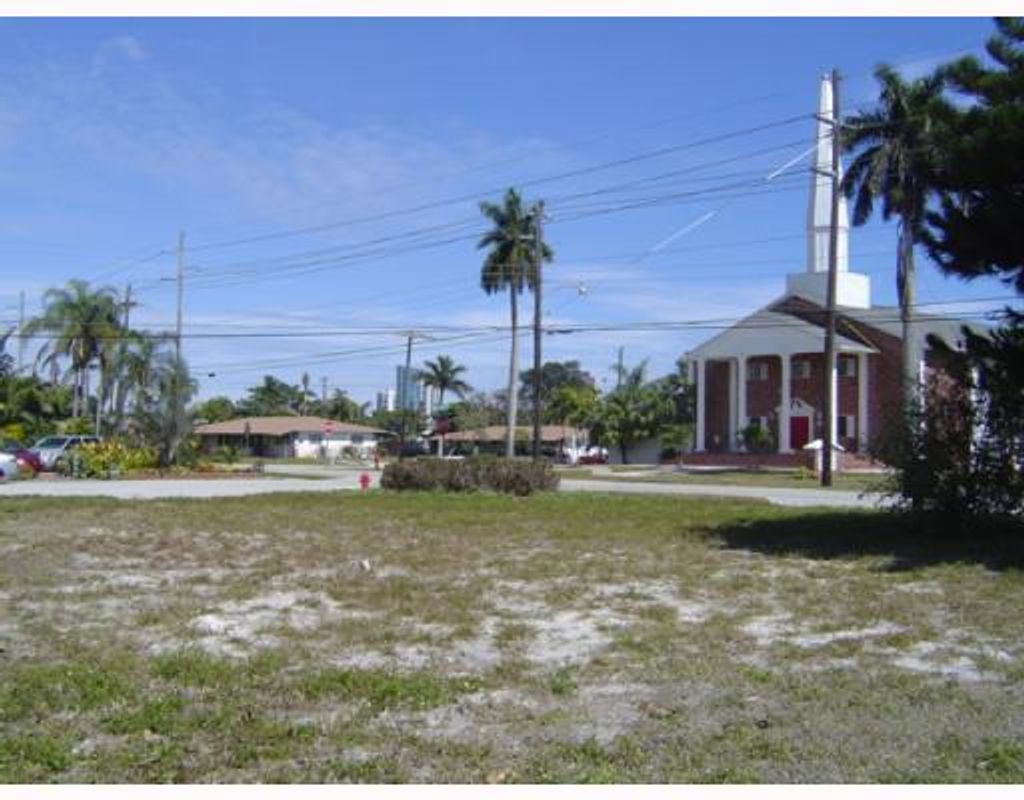 Photo of 900 Guava Isle, Fort Lauderdale, FL 33315 (MLS # B26010877)