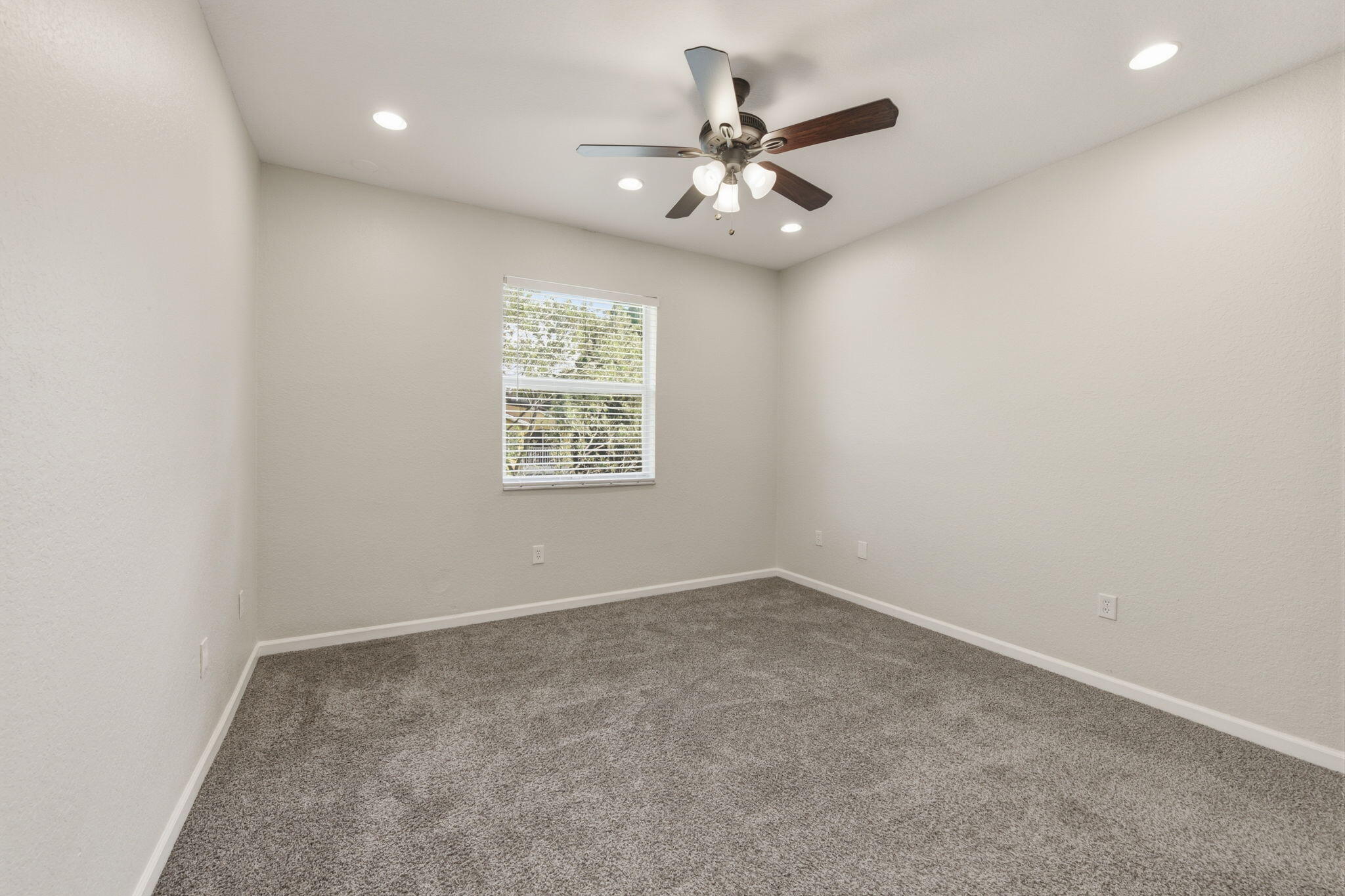 OAKLAND LAKES - Residential