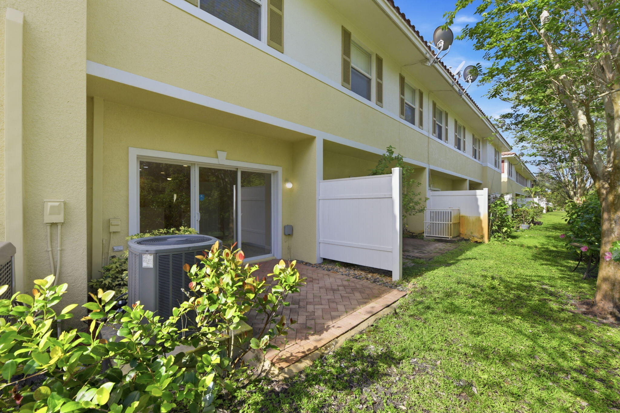 OAKLAND LAKES - Residential