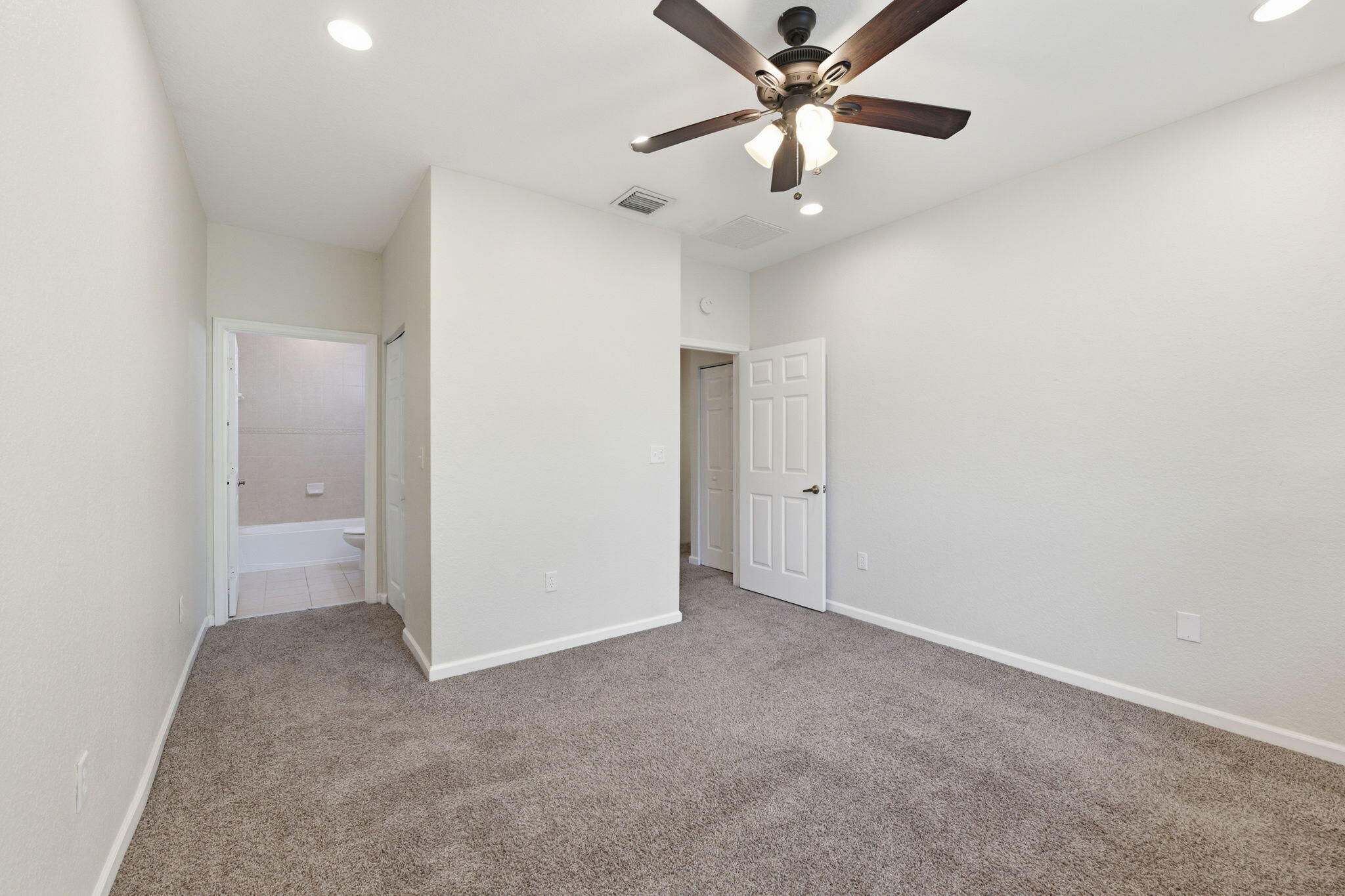 OAKLAND LAKES - Residential