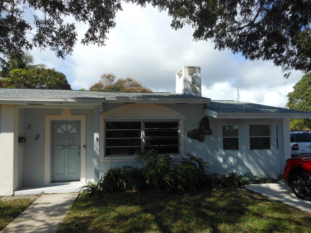 Photo of 203 SW 3rd Court, Boynton Beach, FL 33435 (MLS # R11059069)