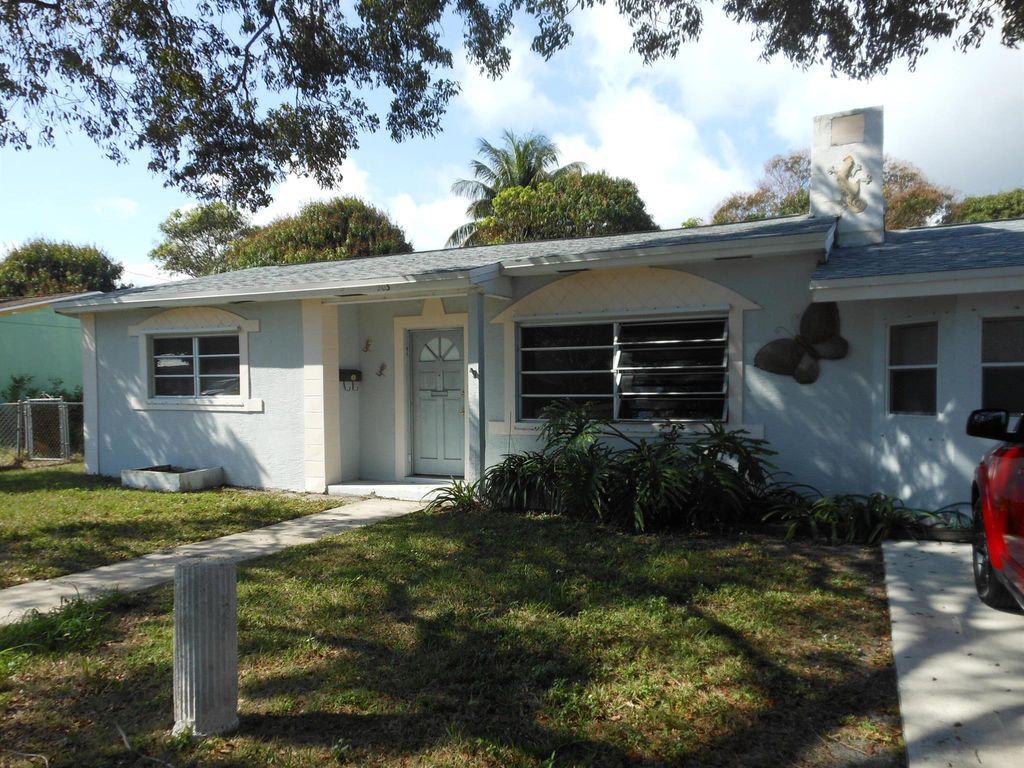 Photo of 203 SW 3rd Court, Boynton Beach, FL 33435 (MLS # R11059069)