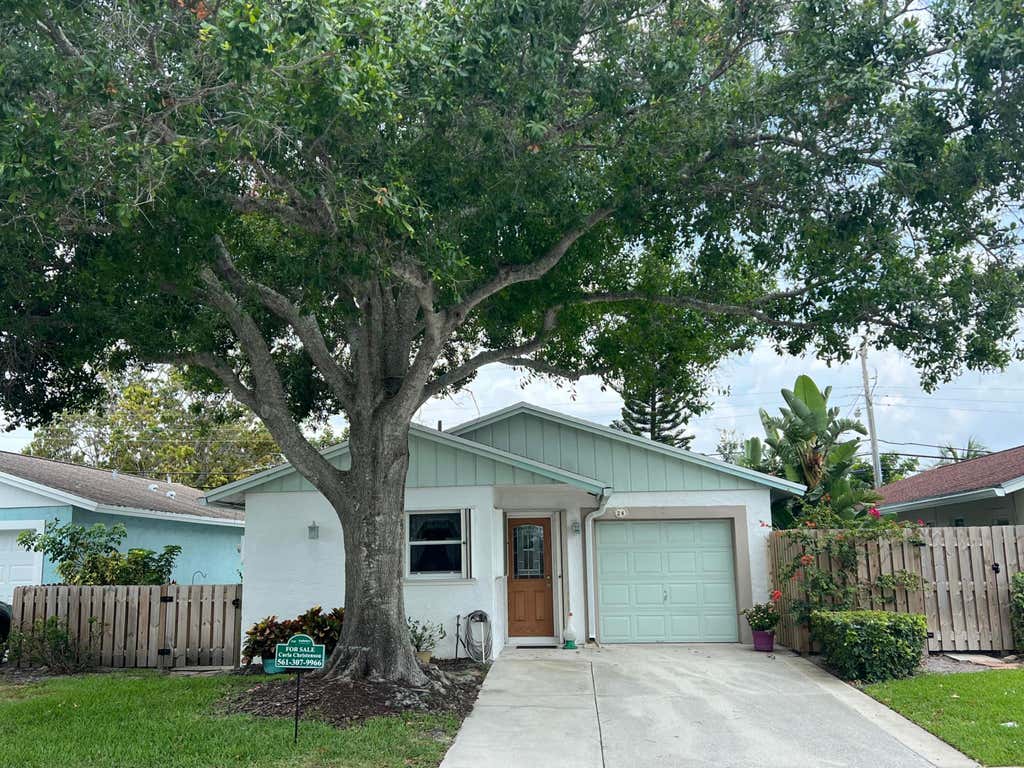 Photo of 141 E Riverside Drive #24, Jupiter, FL 33469 (MLS # R10952069)