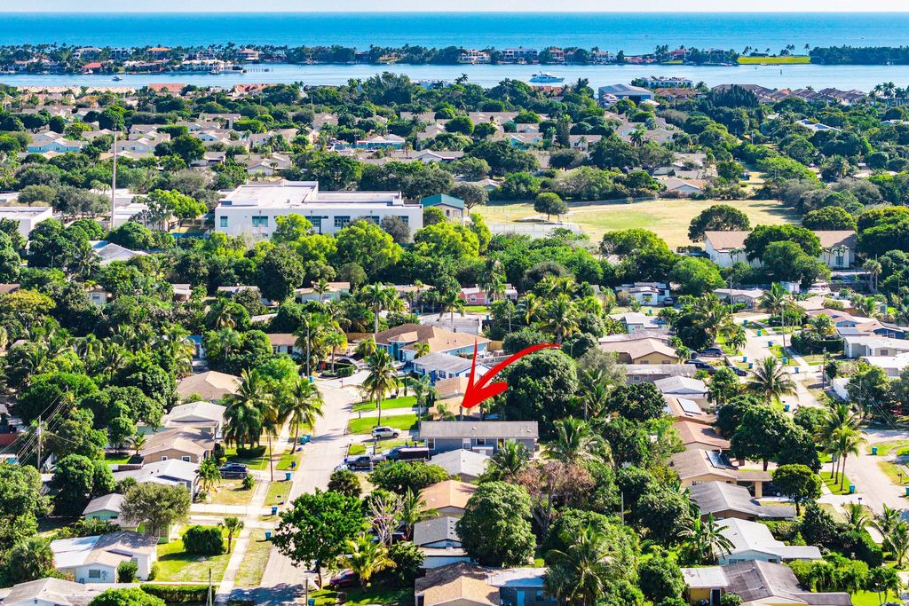 Photo of 350 NE 27th Court, Boynton Beach, FL 33435 (MLS # R11143935)