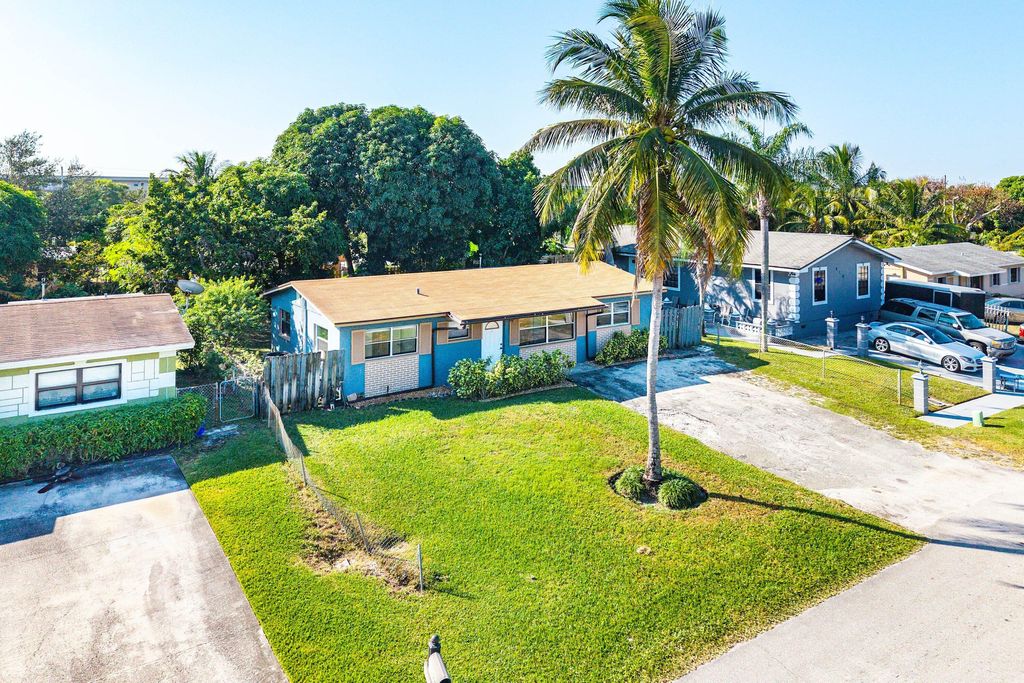 Photo of 350 NE 27th Court, Boynton Beach, FL 33435 (MLS # R11143935)