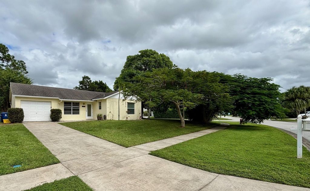Photo of 130 Lakeside Circle, Jupiter, FL 33458 (MLS # R11135590)