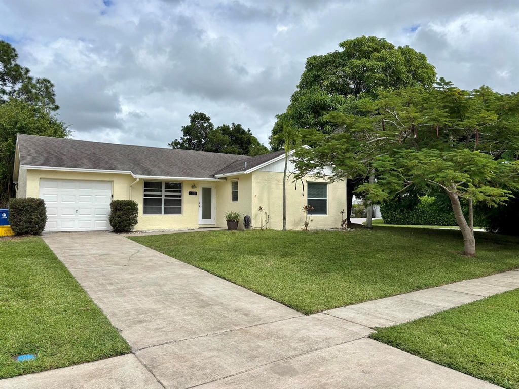 Photo of 130 Lakeside Circle, Jupiter, FL 33458 (MLS # R11135590)
