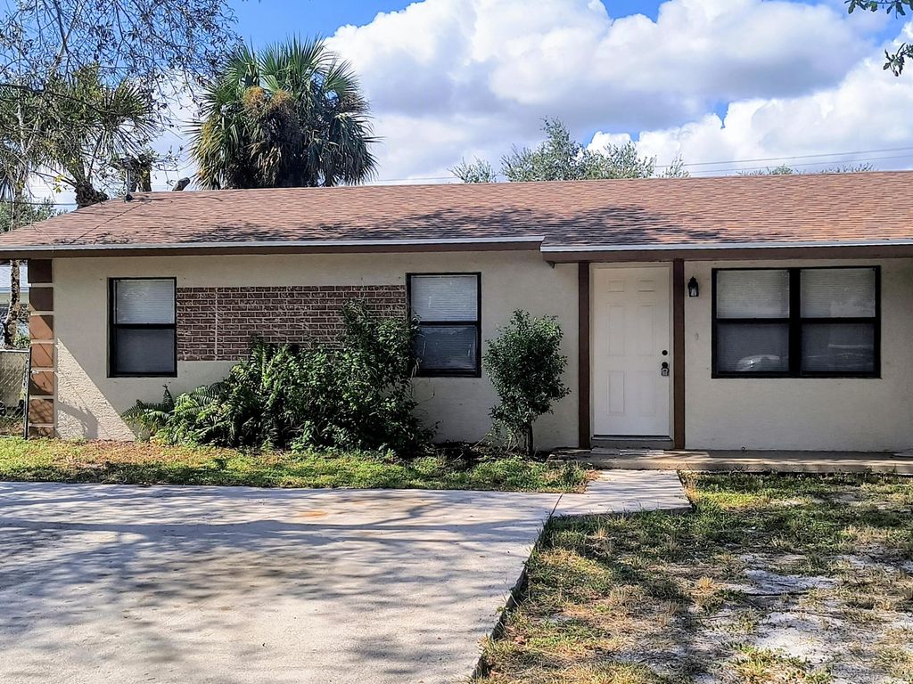 Photo of 1115 N 16th Court, Fort Pierce, FL 34950 (MLS # R11135421)