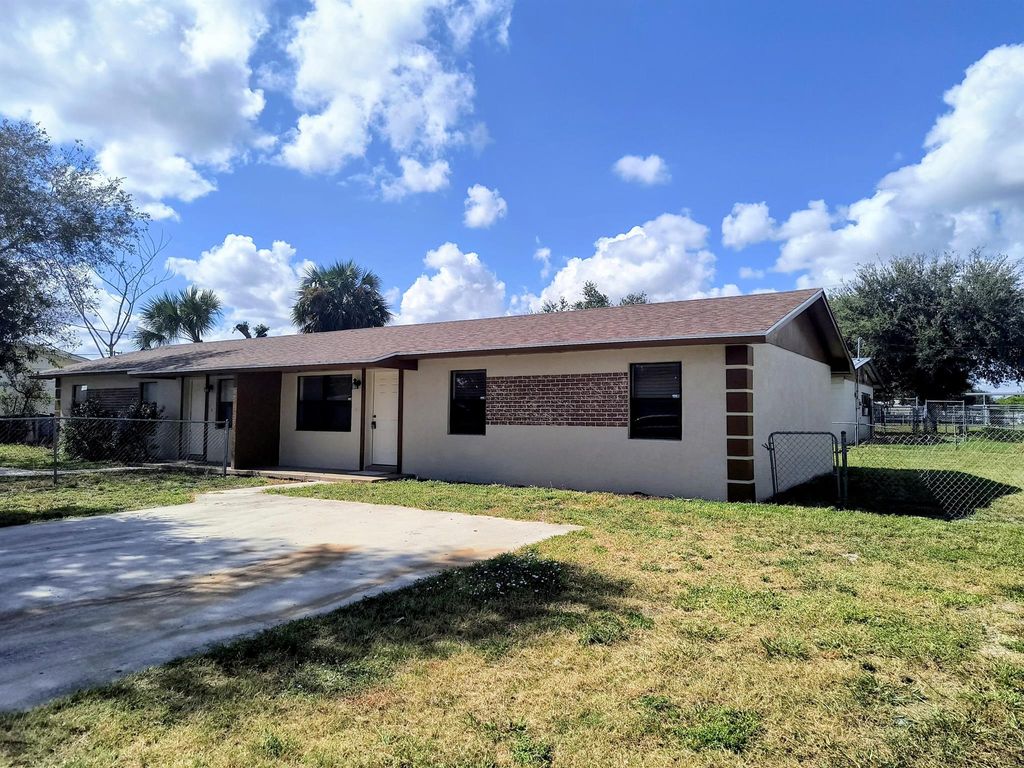 Photo of 1115 N 16th Court, Fort Pierce, FL 34950 (MLS # R11135421)