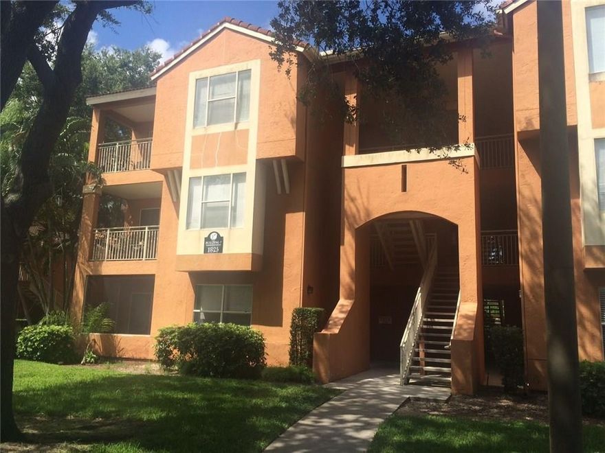 BEAUTIFUL GATED CONDO, CLOSE TO THE BEACH AND DOWNTOWN DELRAY, COMMUNITY FEATURES RESORT-STYLE AMENITIES, POOL, CLUB HOUSE, TENNIS, VOLLEYBALL AND BASKETBALL COURTS. QUICK APPROVAL PROCESS.  WATER INCLUDED IN RENT.  CONDO APPROVAL REQUIRED.  $300 NON REFUNDABLE PET FEE.