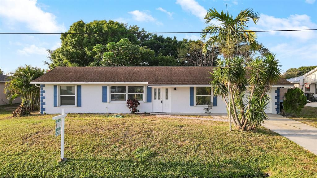 Photo of 1282 SE Petunia Avenue, Port St Lucie, FL 34952 (MLS # R10879055)