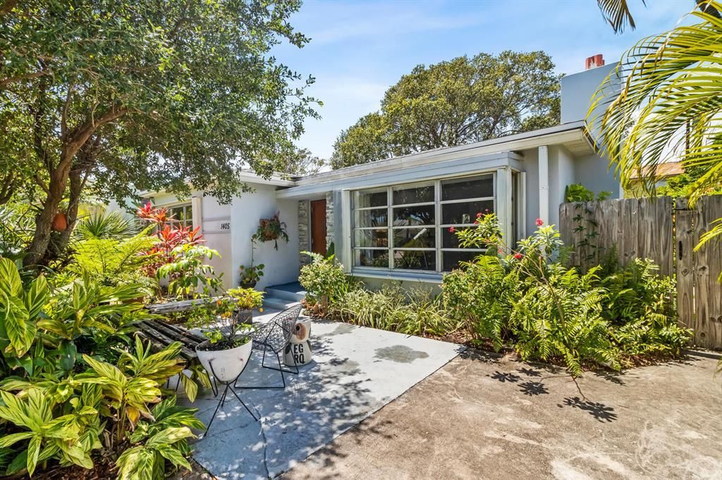 Photo of 1405 S Palmway, Lake Worth Beach, FL 33460 (MLS # R10793527)