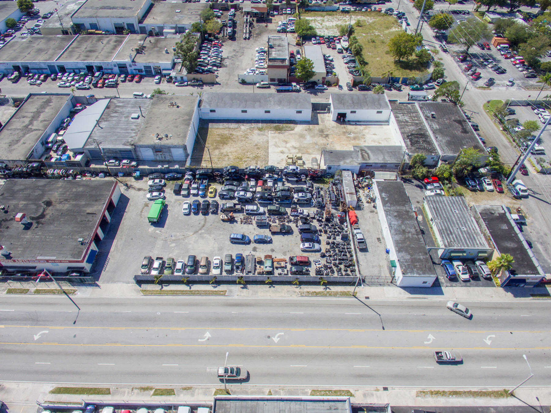 Main image without alt text