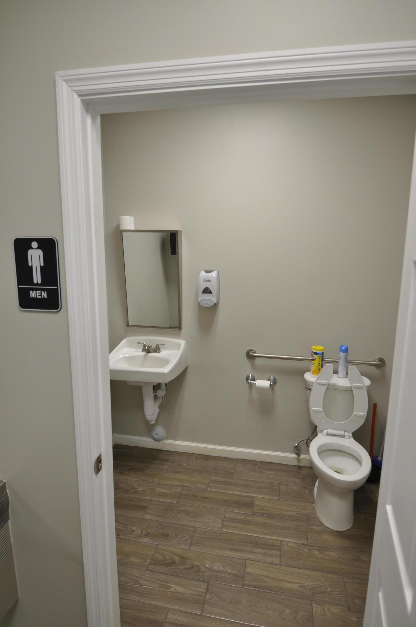 Main image without alt text