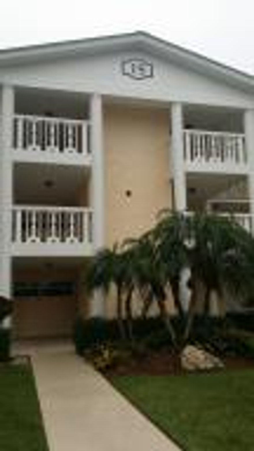 GREAT INTRACOASTAL COMMUNITY, NICELY FURNISHED, NICE PRIVATE GARDEN VIEW FROM LIVING ROOM, KITCHEN AND SITTING AREA. SEASONAL RENTAL FULLY FURNISHED WITH LINES, POTS, PANS ETC.. CLOSE TO BEACHES, SHOPPING, AIRPORT, DOWNTOWN DELRAY AND  CLEMATIS ST.  COME SPEND YOUR WINTER AND ENJOY!