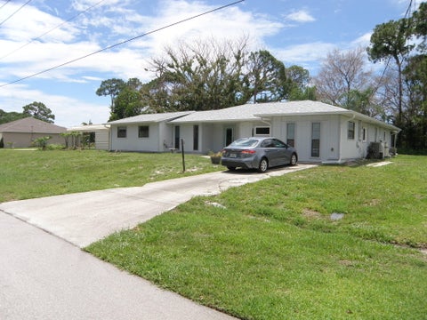 Photo of 322 SE WALTERS Terrace, Port Saint Lucie, FL 34983 (MLS # B26073248)