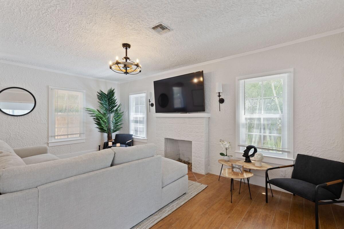 SOUTH PALM BEACH ESTATES - Residential Lease