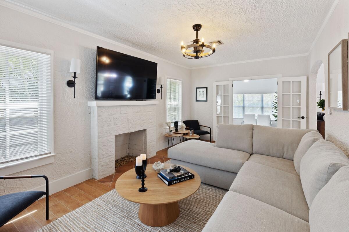 SOUTH PALM BEACH ESTATES - Residential Lease