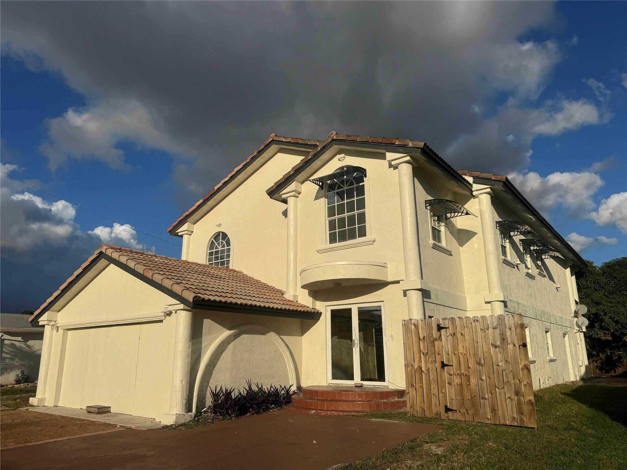 4 bed 2 bath. 1,600 sf. 2nd floor.