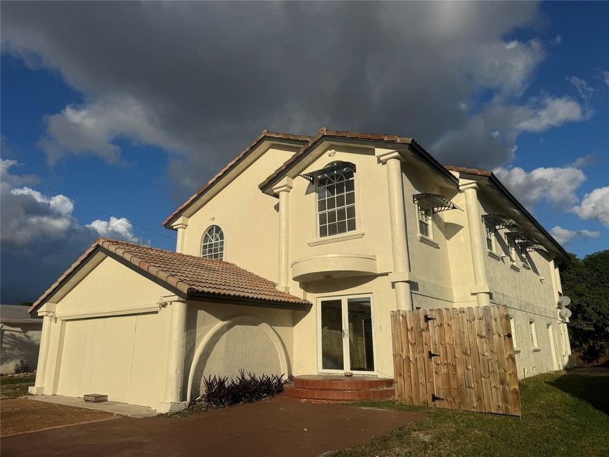 4 bed 2 bath. 1,600 sf. 2nd floor.