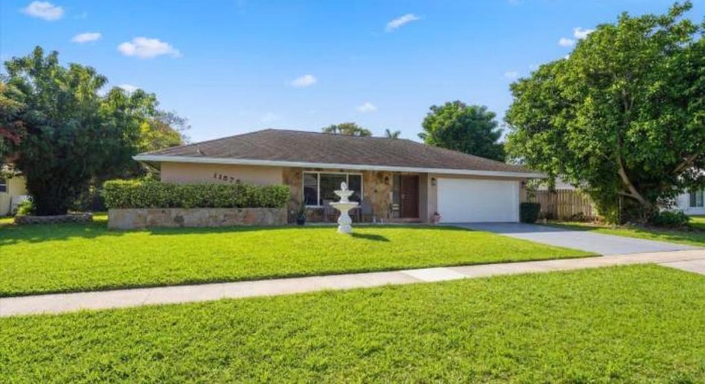 Photo of 11576 SANDERLING Drive, Wellington, FL 33414 (MLS # B26081150)