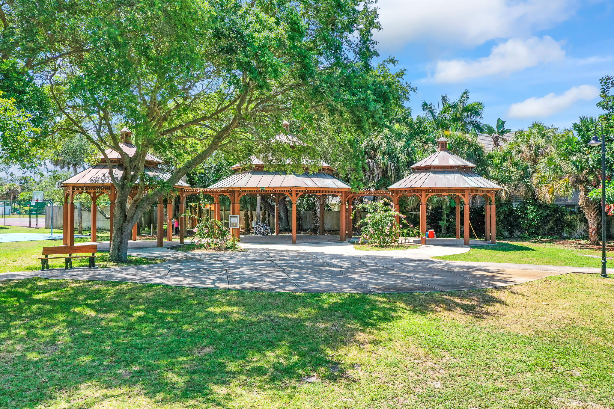 RIVERSIDE DRIVE - Residential