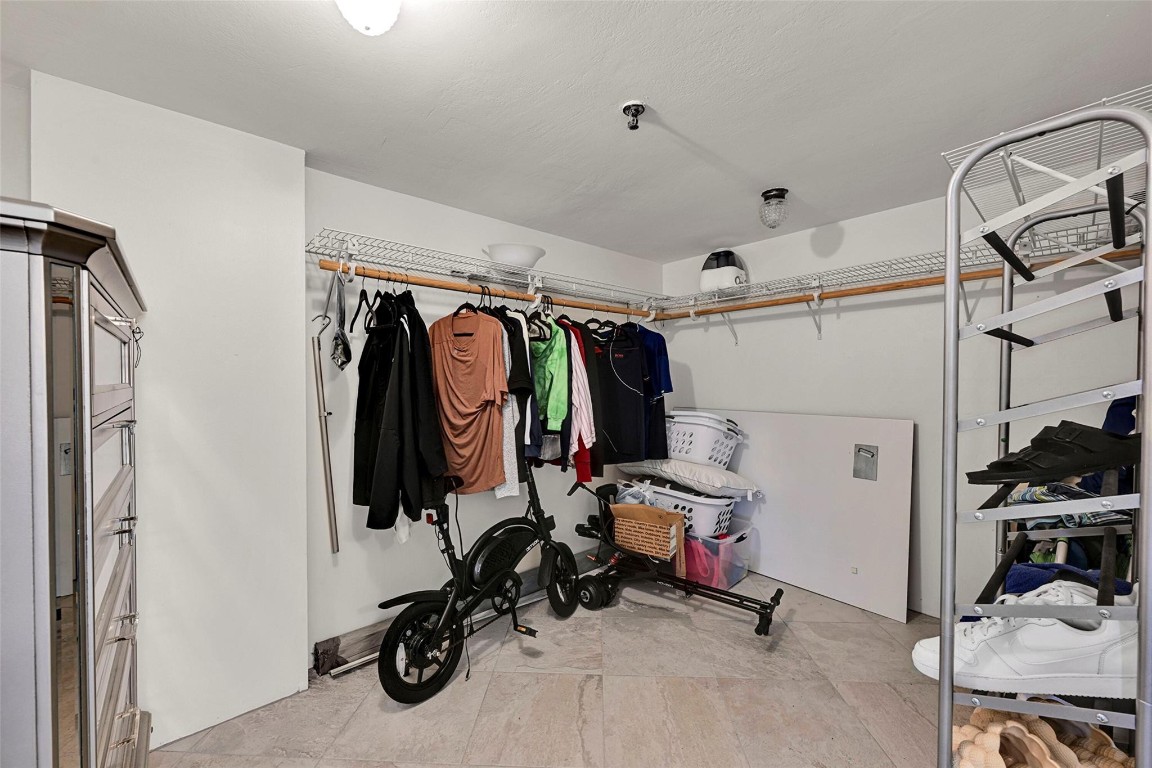 HOLLYWOOD OCEANFRONT - Residential