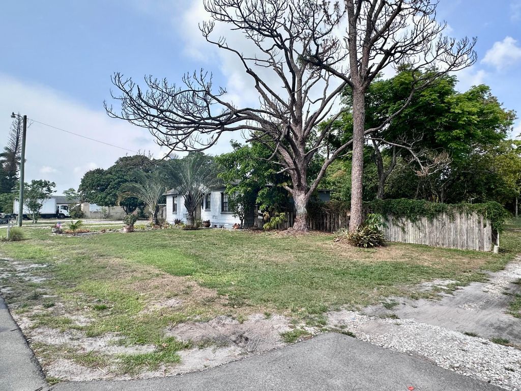 Photo of 3815 Gulfstream Road, Palm Springs, FL 33461 (MLS # R10988913)