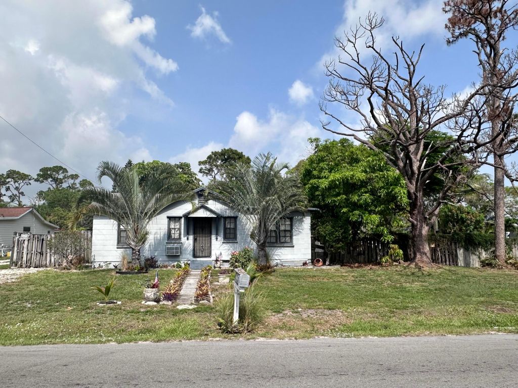 Photo of 3815 Gulfstream Road, Palm Springs, FL 33461 (MLS # R10988913)