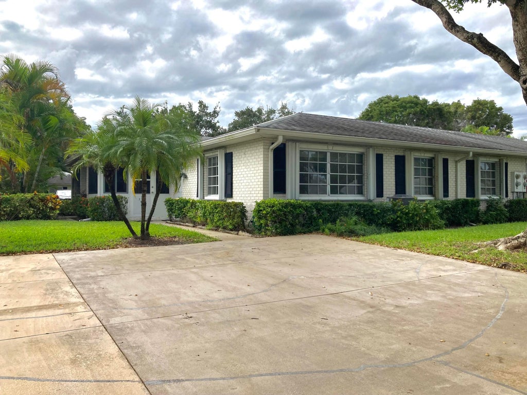Photo of 10105 S 44th Terrace S, Boynton Beach, FL 33436 (MLS # B26088418)