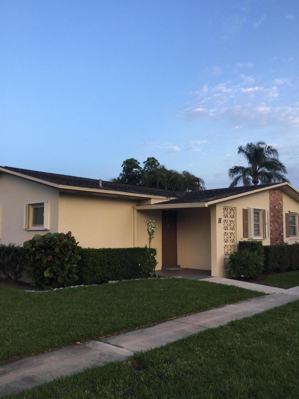 Beautiful villa, very clean and safe community, many restaurants and shopping centers around, doctors etc. Walk to the clubhouse, pool, Game Center and more.