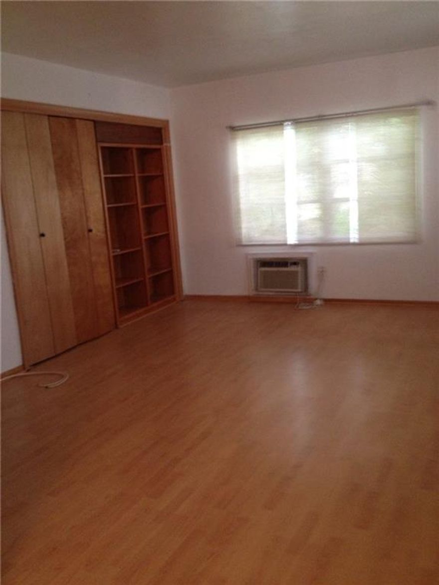 THIS IS A LARGE STUDIO LOTS OF CLOSET SPACE FULL KITCHEN AND BATH.   COMMUNITY POOL JUST A SHORT STROLL TO LAS OLAS.  
WATER AND ELECTRIC INCLUDED IN THE RENT!!!