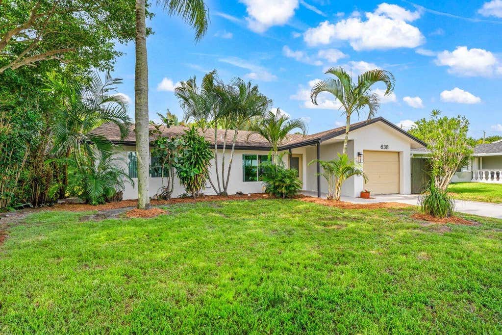 Photo of 638 SW 4th Avenue, Boynton Beach, FL 33426 (MLS # B26065964)