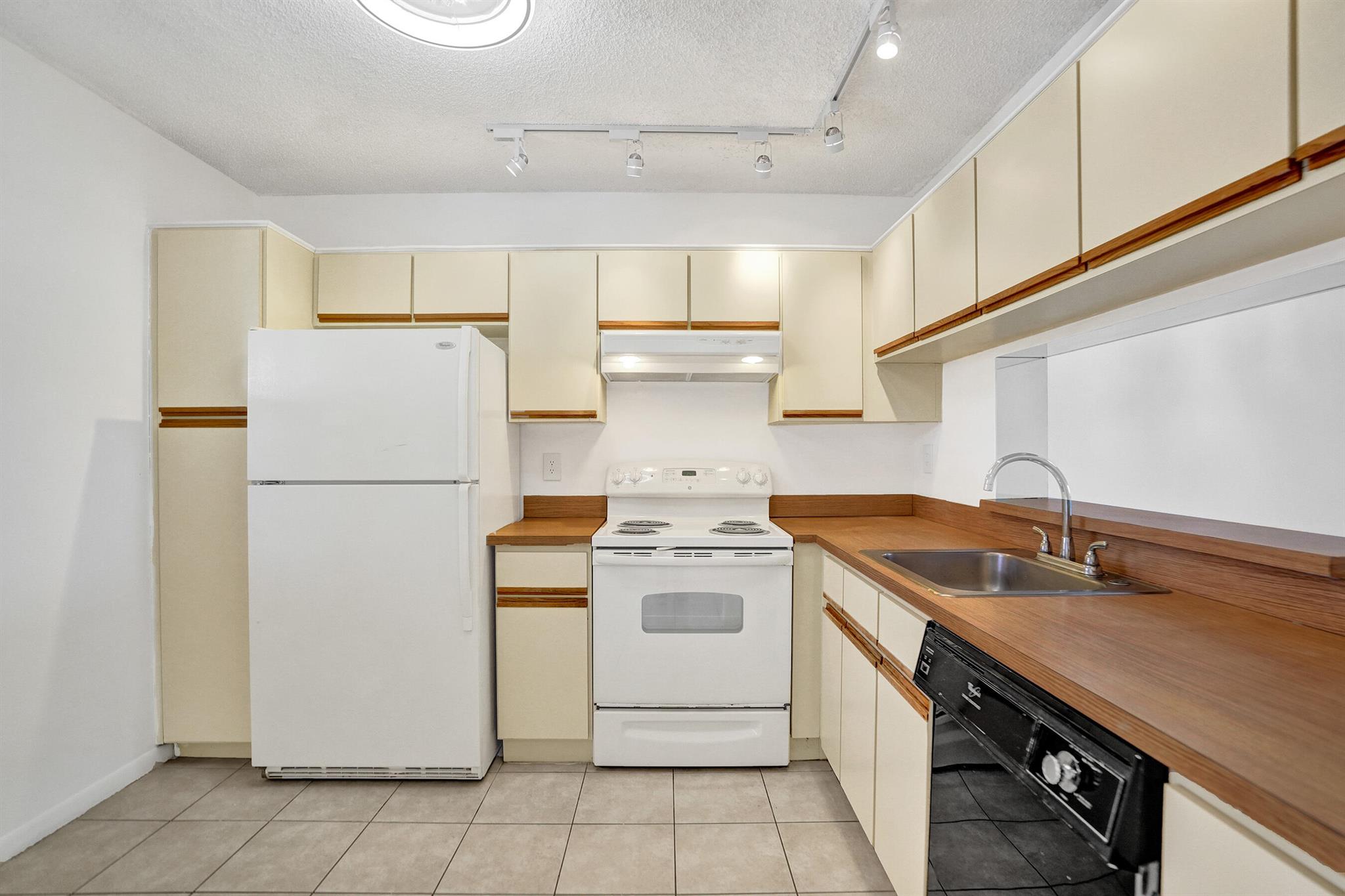 GOLFSIDE CONDO - Residential
