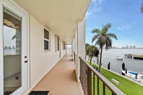 Condominium in North Palm Beach FL 100 Paradise Harbour Boulevard Blvd 33.jpg