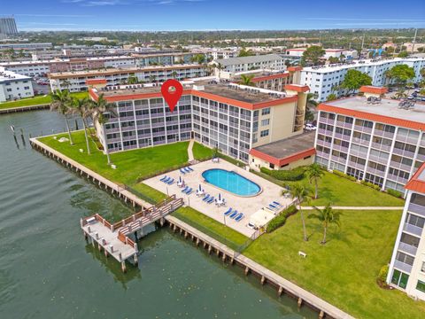 Condominium in North Palm Beach FL 100 Paradise Harbour Boulevard Blvd 3.jpg