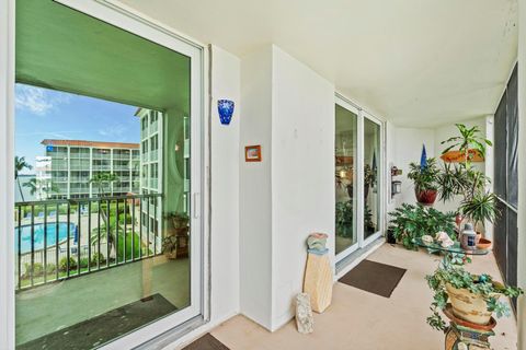 Condominium in North Palm Beach FL 100 Paradise Harbour Boulevard Blvd 32.jpg