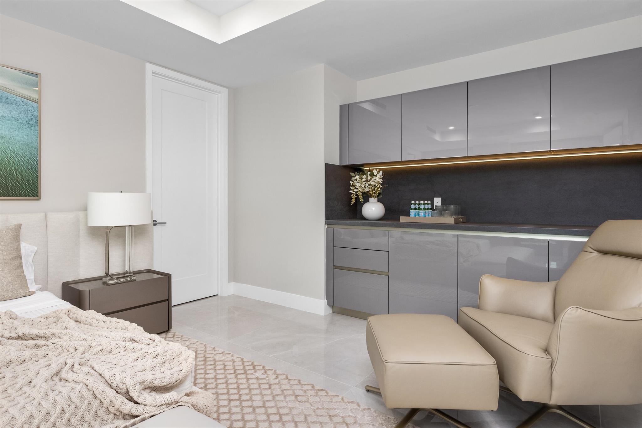 ROYAL PALM RESIDENCES - Residential