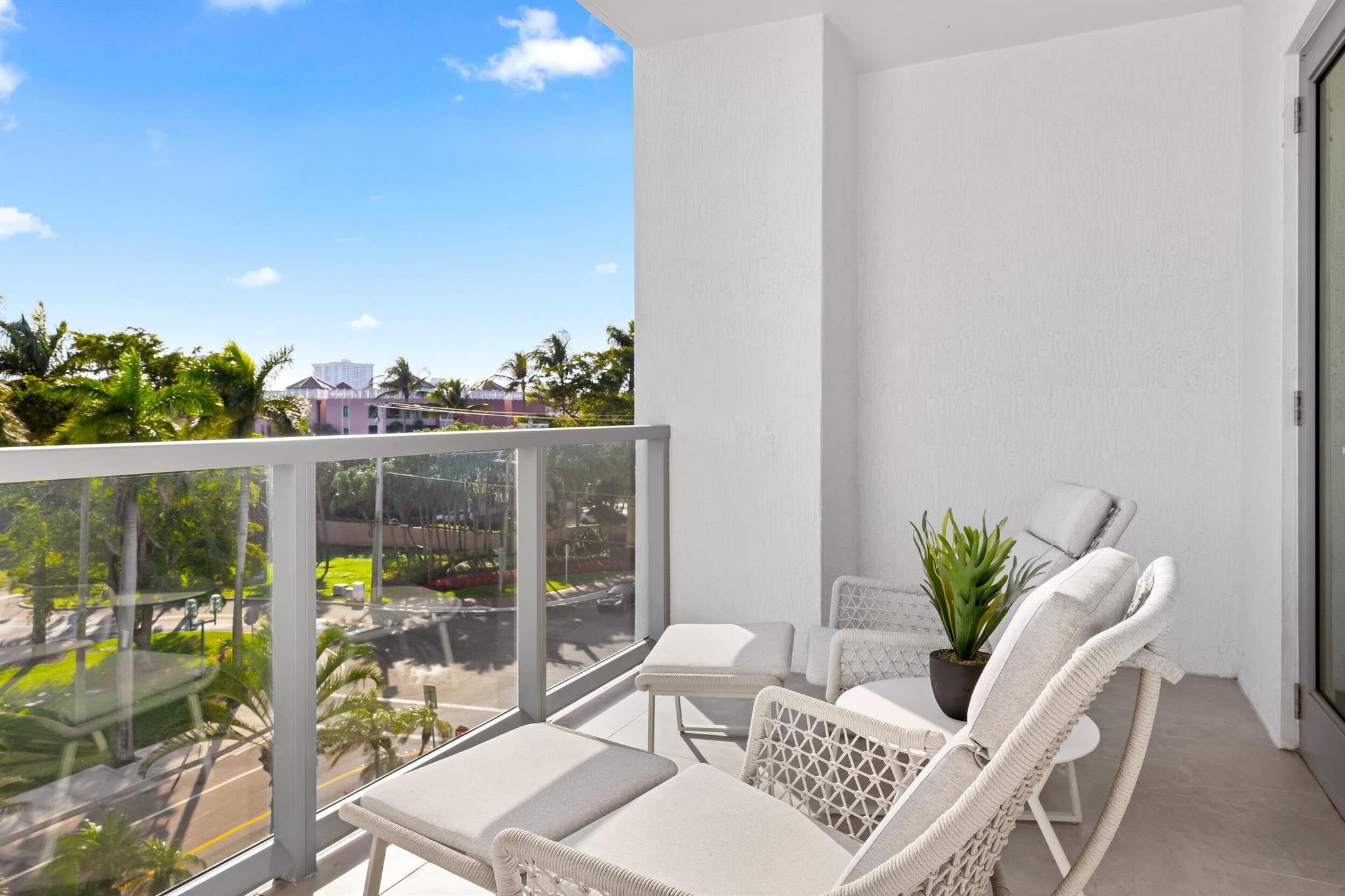 ROYAL PALM RESIDENCES - Residential