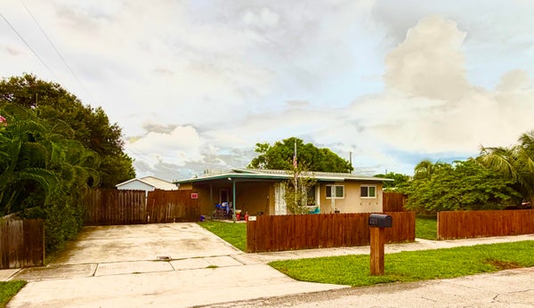 1014 S 9TH ST, LANTANA, FL 33462 - Image f908d7b1d7fc3a868fa87f5672946ef0/3251897282