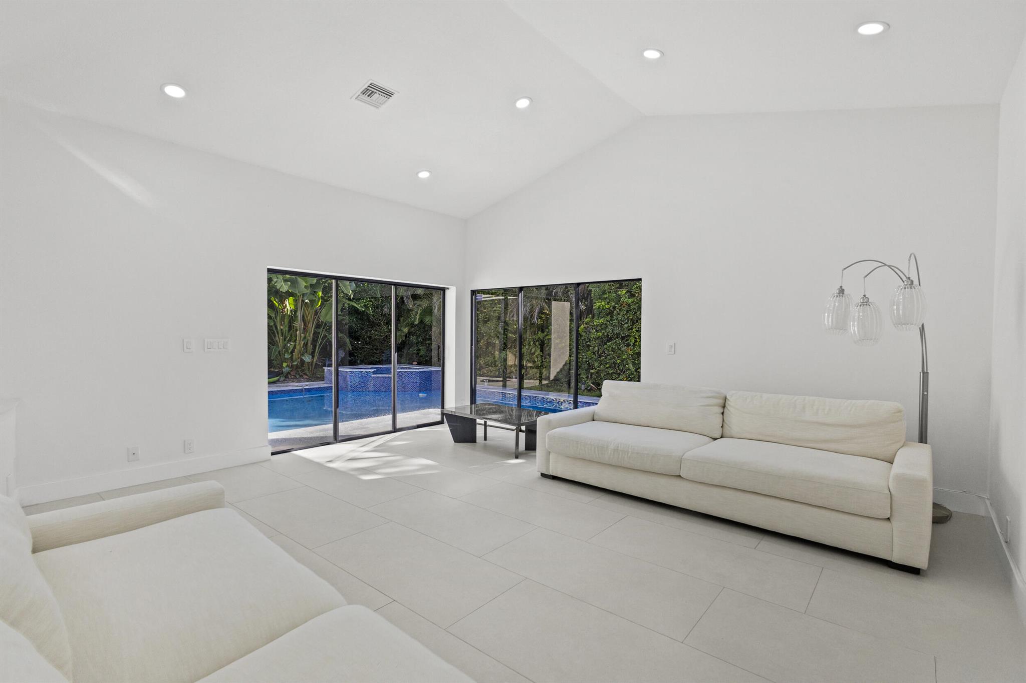 GLEN OAKS 1ST ADD - Residential Lease